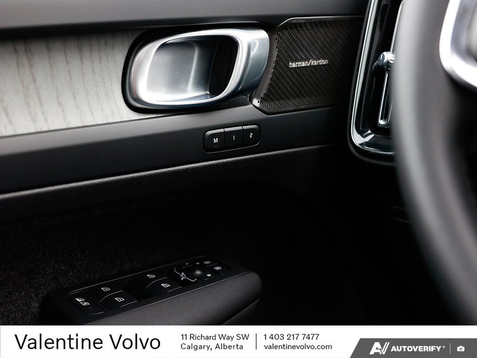 2024 Volvo XC40 Ultimate Dark Theme-17