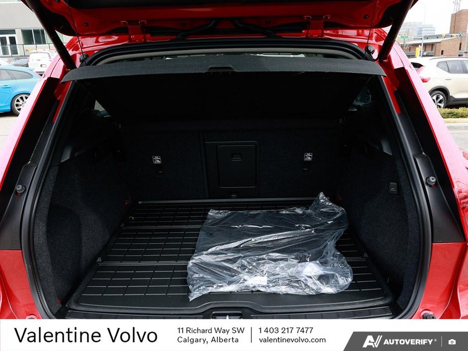 2024 Volvo XC40 Ultimate Dark Theme-5