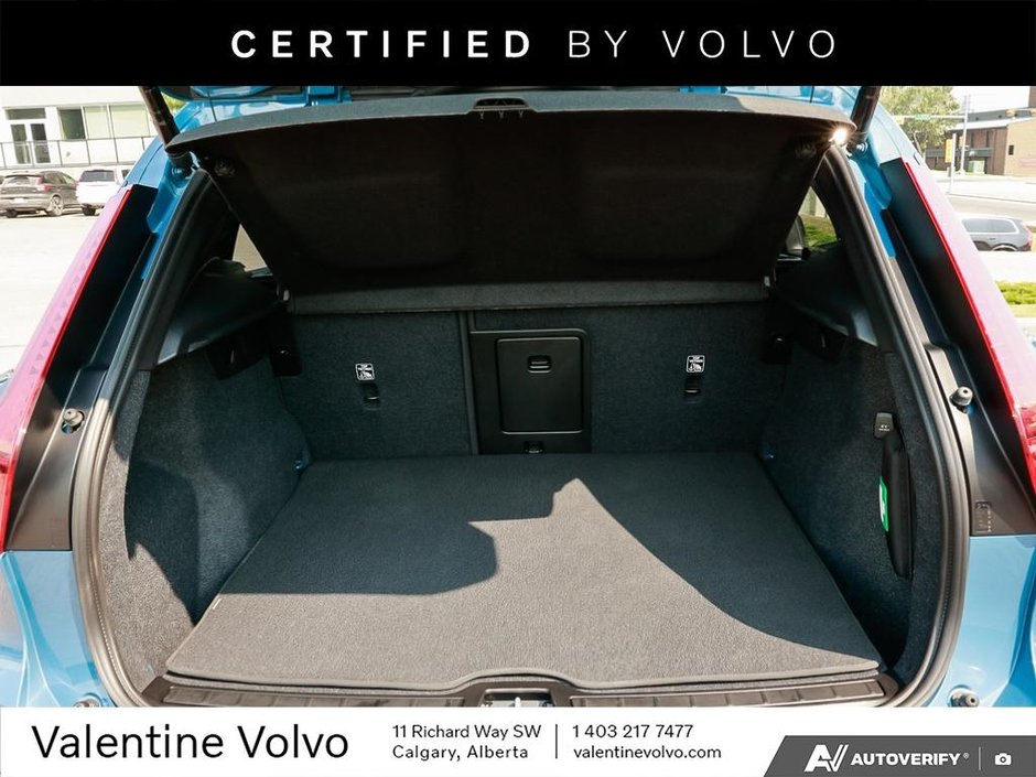 2024 Volvo XC40 Plus Dark Theme-5