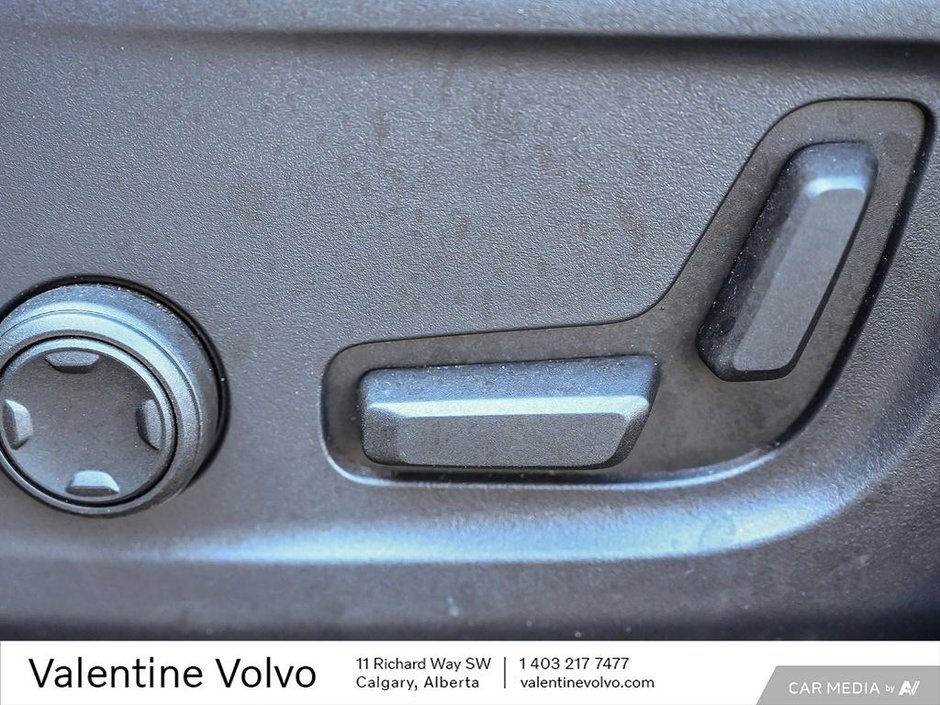 2025 Volvo XC40 Plus Dark Theme-24