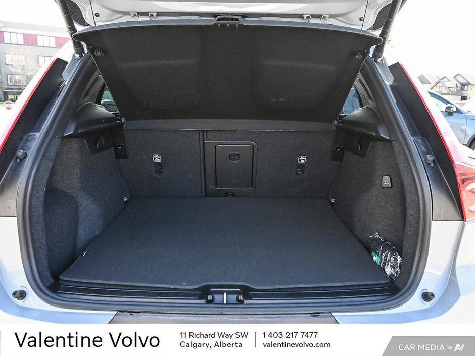 2025 Volvo XC40 Plus Dark Theme-10