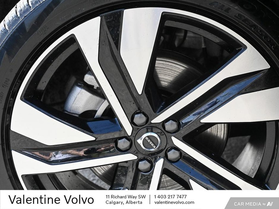 2025 Volvo XC40 Plus Dark Theme-5