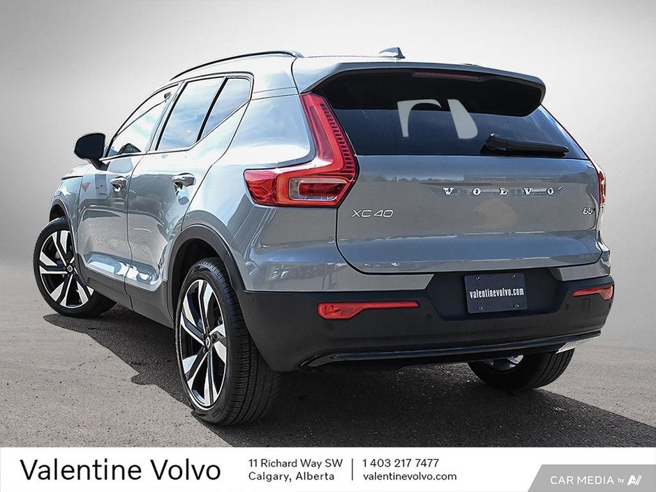 2025 Volvo XC40 Plus Dark Theme-3