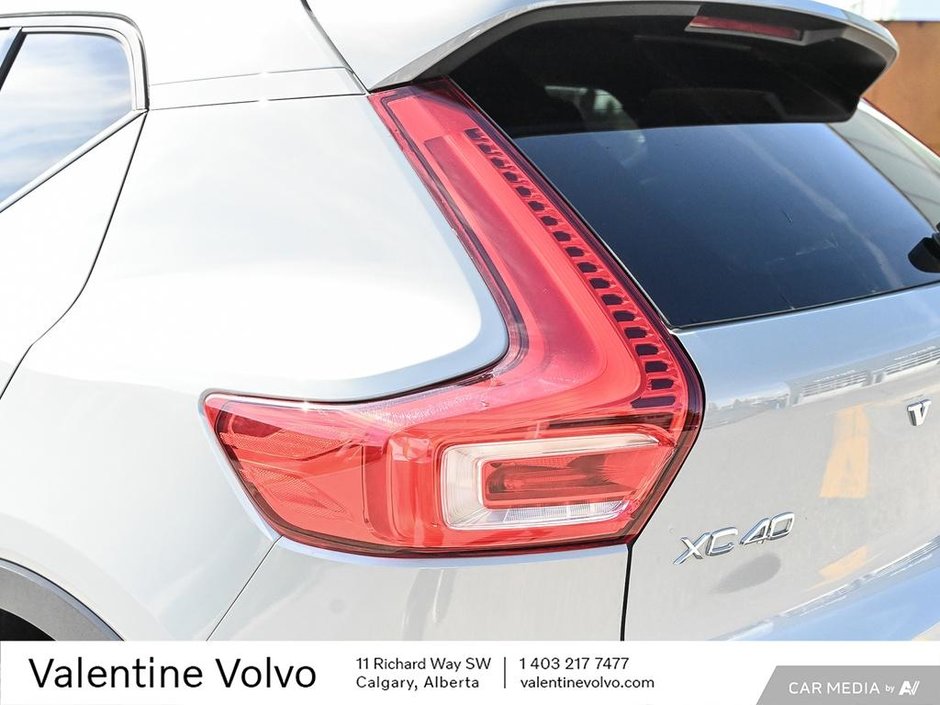 2025 Volvo XC40 Plus Dark Theme-11