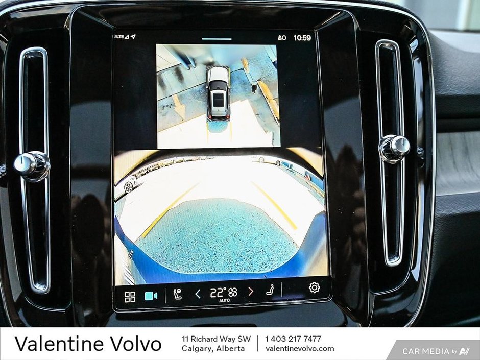 2025 Volvo XC40 Plus Dark Theme-25