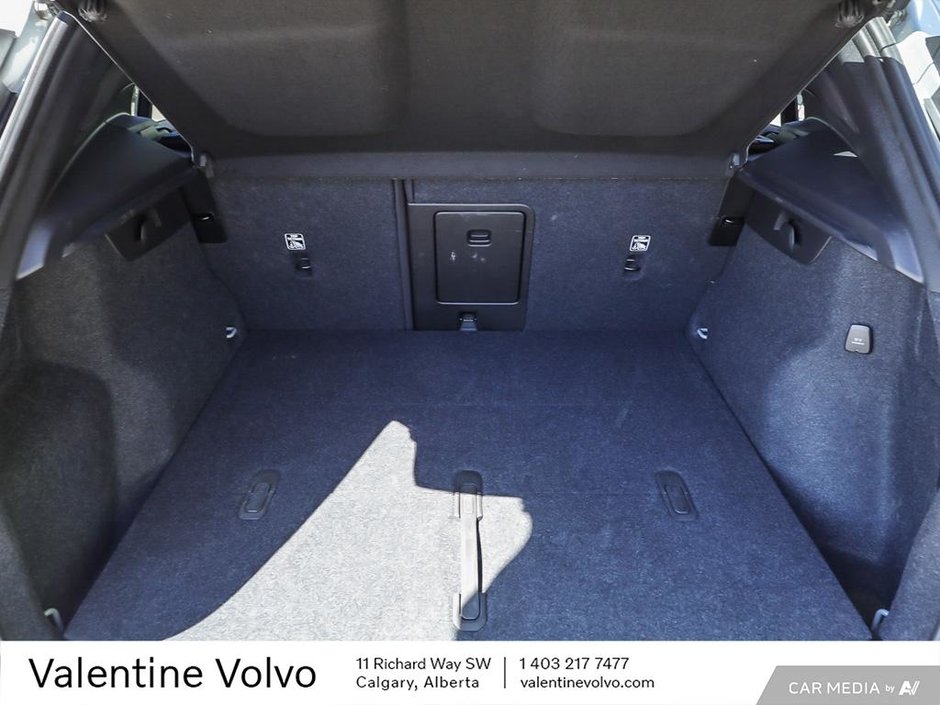 2025 Volvo XC40 Ultra Dark Theme-10