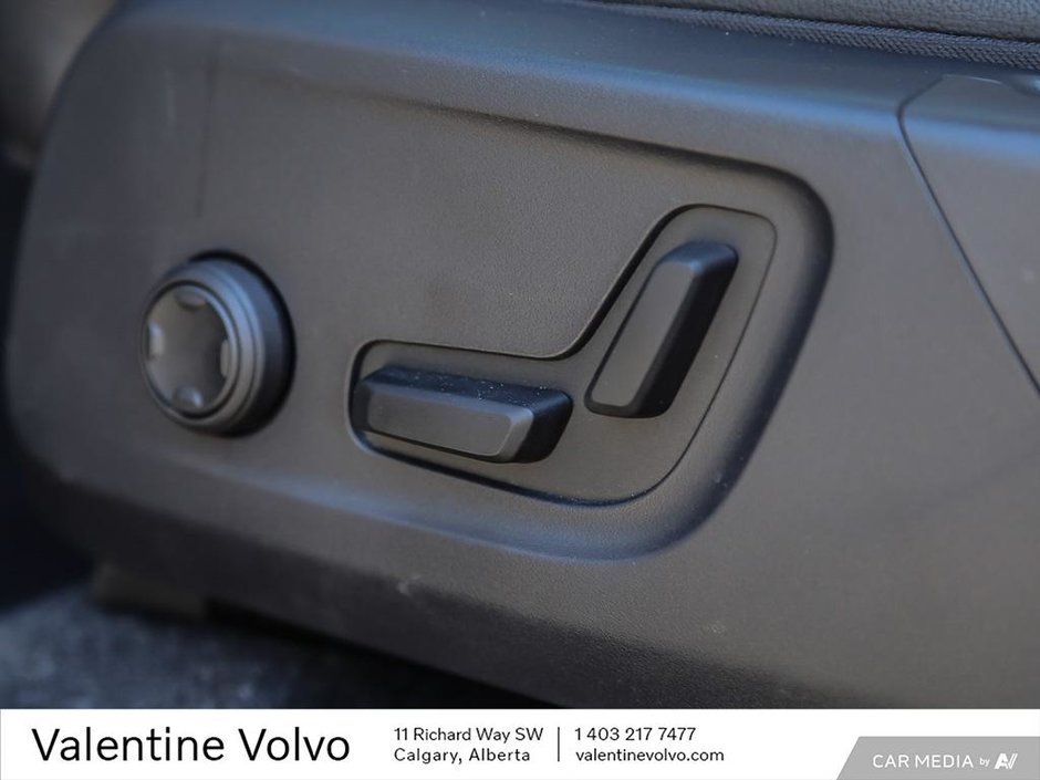 2025 Volvo XC40 Ultra Dark Theme-27