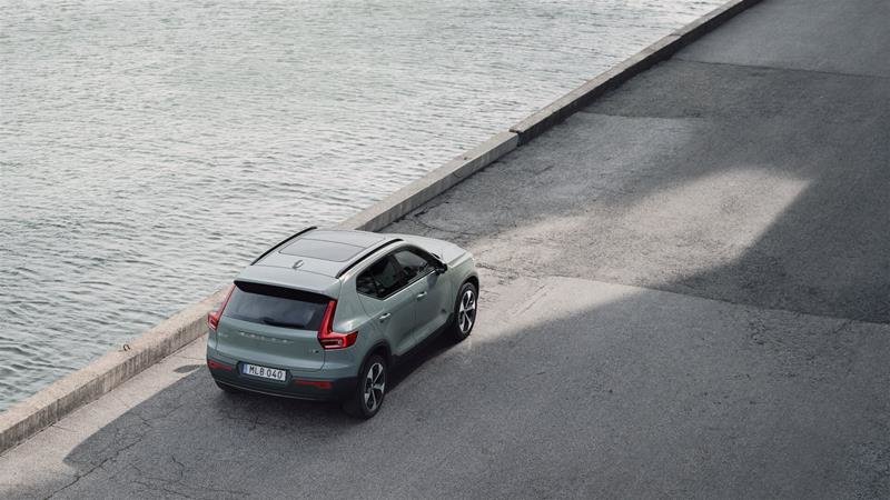 2025 Volvo XC40 Plus Dark-1