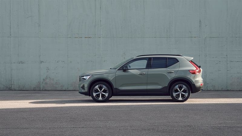 2025 Volvo XC40 Plus Dark-2