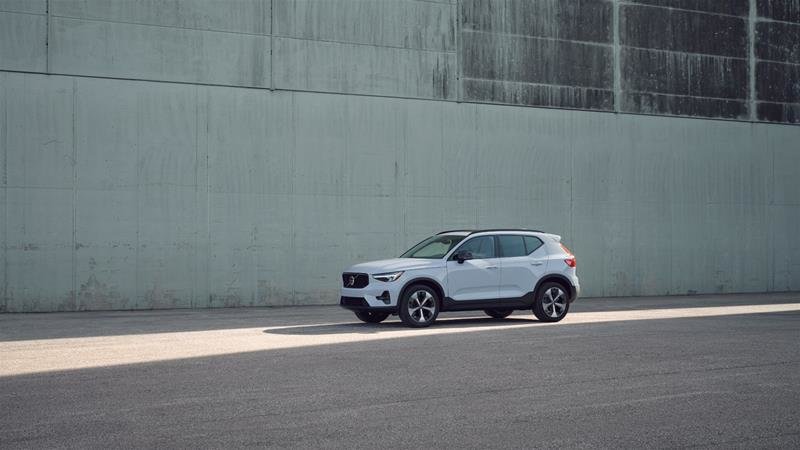 2025 Volvo XC40 Plus Dark-2