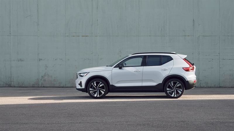 2025 Volvo XC40 Plus Dark-1