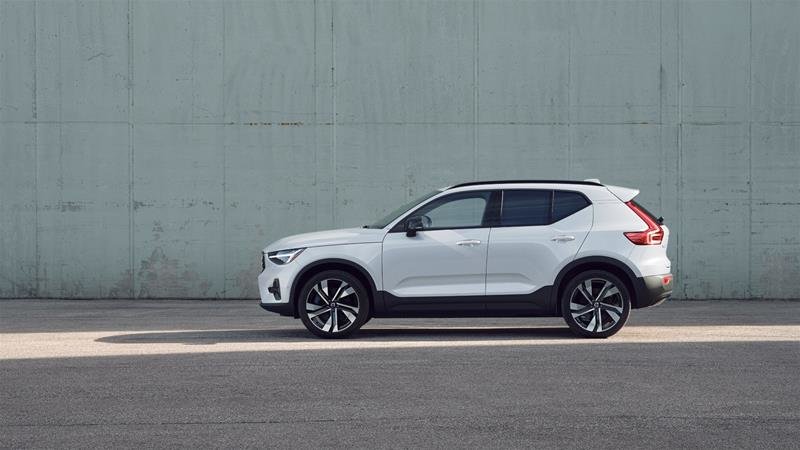 2025 Volvo XC40 Plus Dark-2