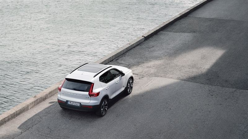 2025 Volvo XC40 Plus Dark-1