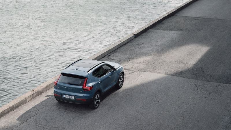 2025 Volvo XC40 Plus Dark-1
