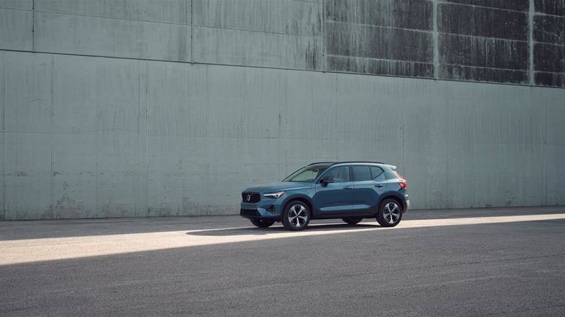 2025 Volvo XC40 Plus Dark-2
