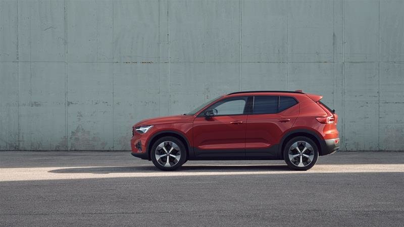 2025 Volvo XC40 Plus Dark-2