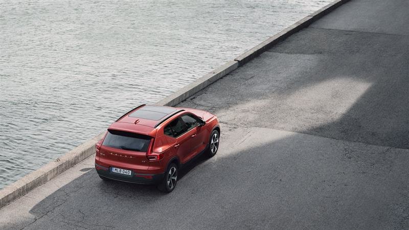 2025 Volvo XC40 Plus Dark-1