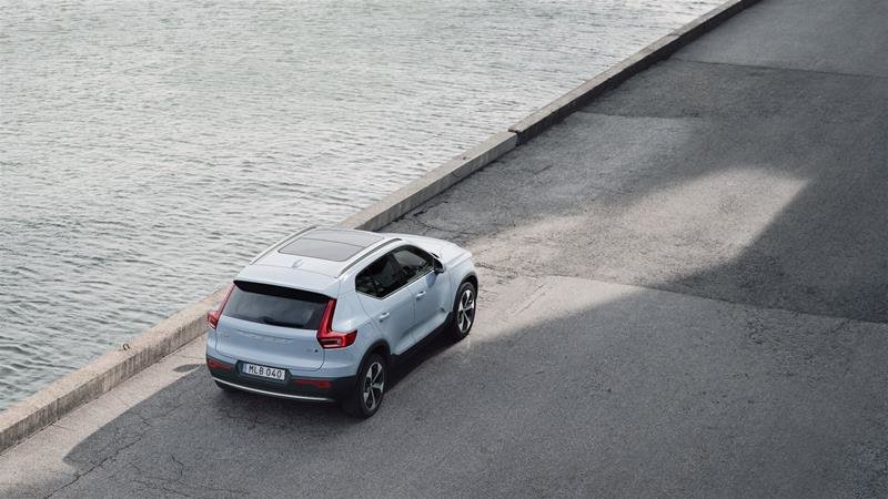 2025 Volvo XC40 Core Bright-1