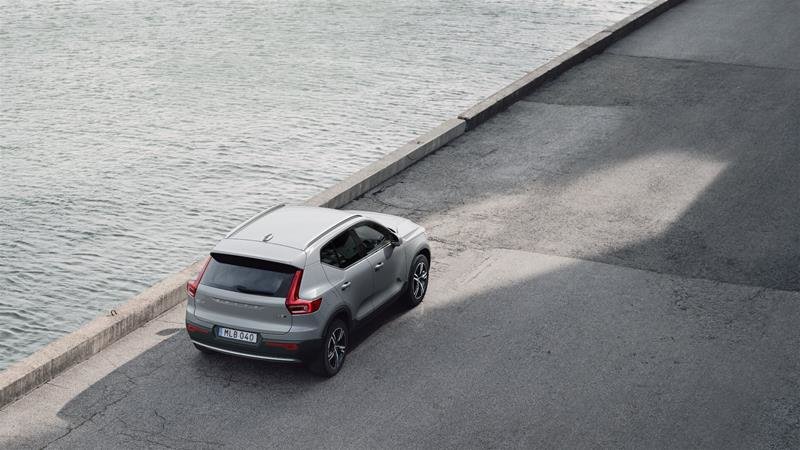 2025 Volvo XC40 Core Bright-1