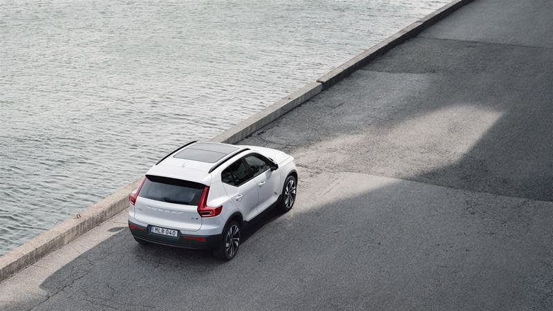 2025 Volvo XC40 Plus Dark-1
