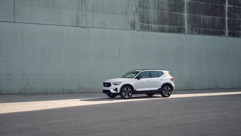 2025 Volvo XC40 Plus Dark-2