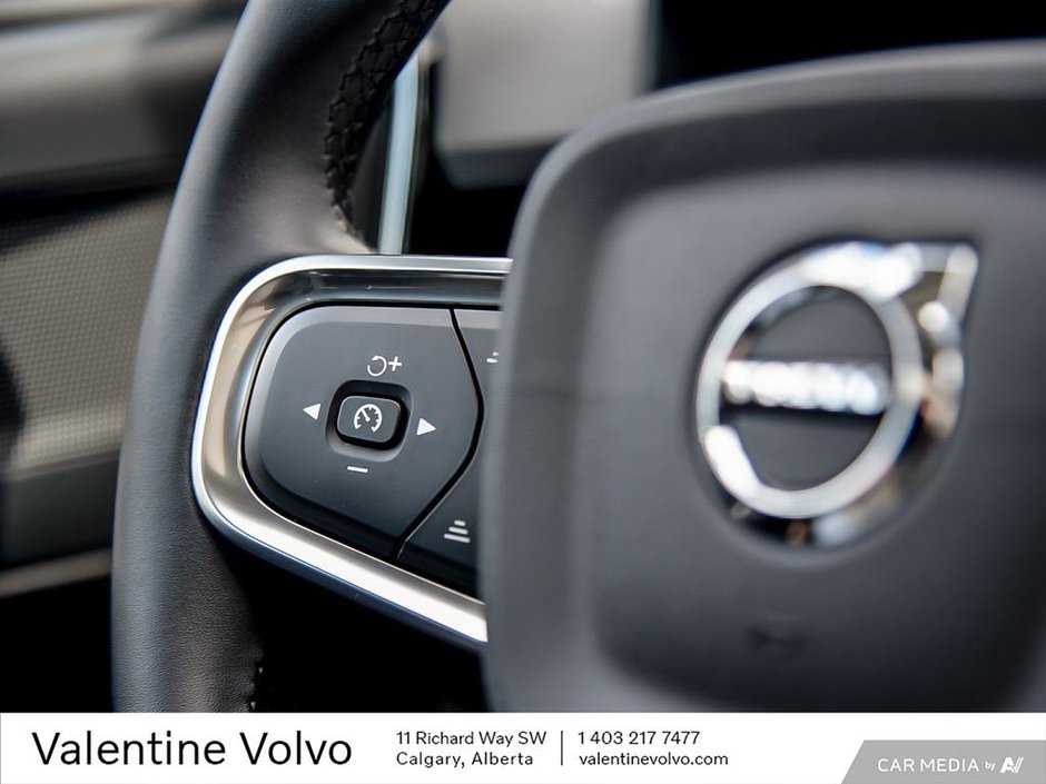 2025 Volvo XC40 Plus Dark Theme-17
