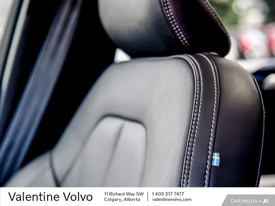 2025 Volvo XC40 Plus Dark Theme-22