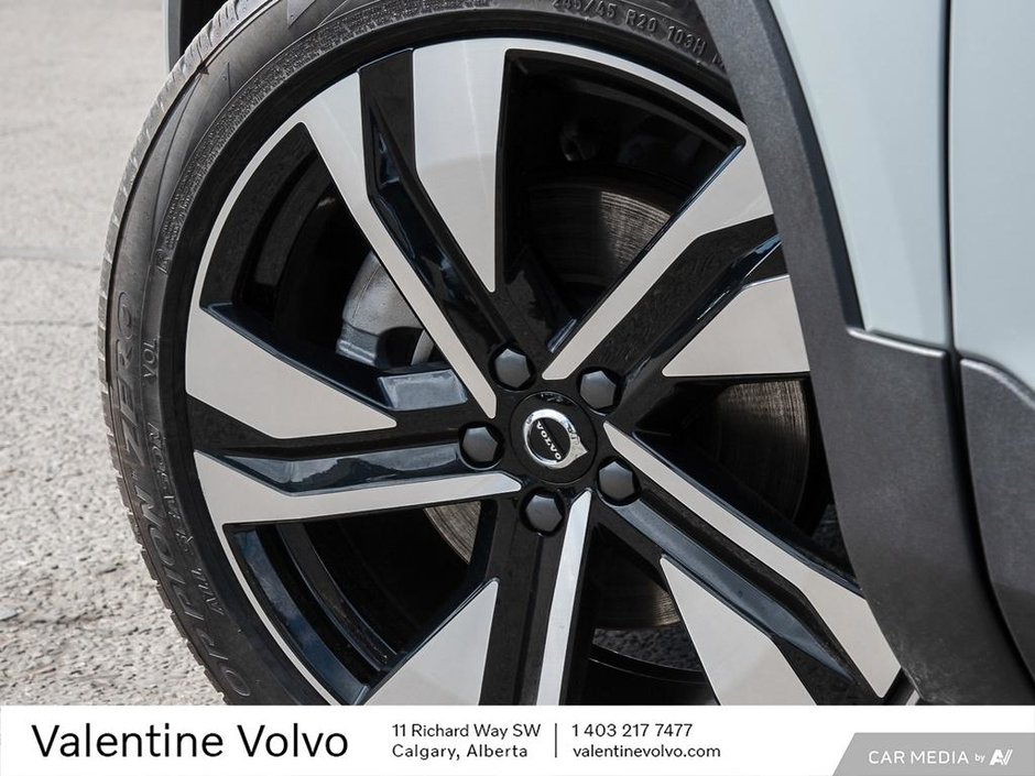 2025 Volvo XC40 Plus Dark Theme-5
