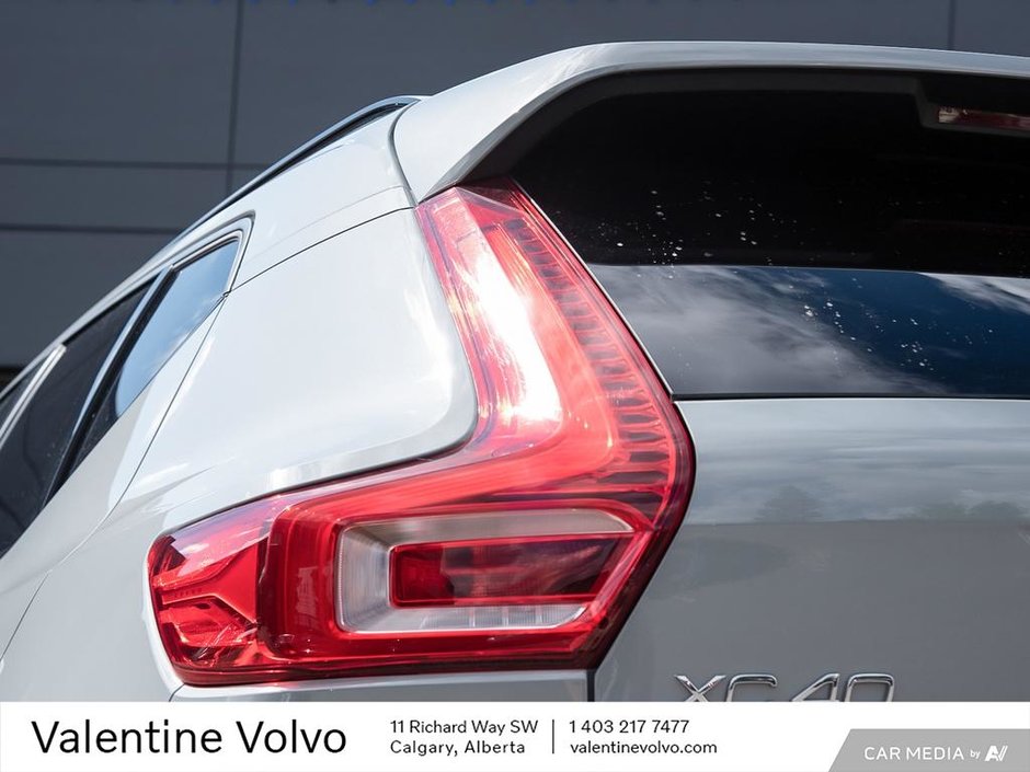 2025 Volvo XC40 Plus Dark Theme-11
