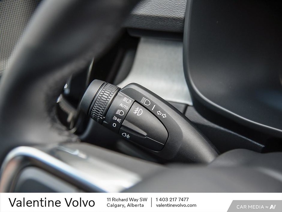 2025 Volvo XC40 Plus Dark Theme-15