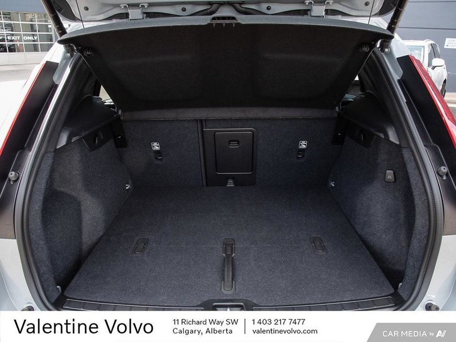 2025 Volvo XC40 Plus Dark Theme-10