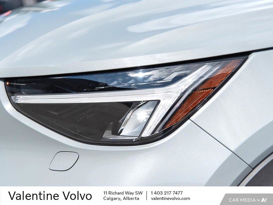 2025 Volvo XC40 Plus Dark Theme-9