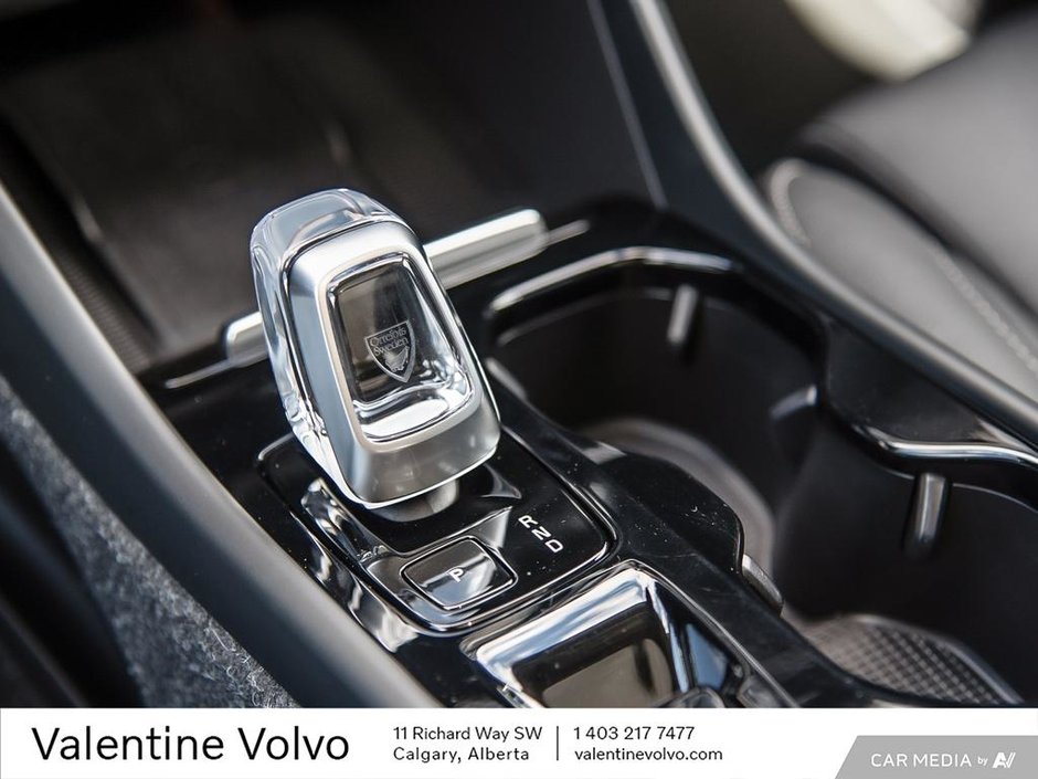 2025 Volvo XC40 Plus Dark Theme-18