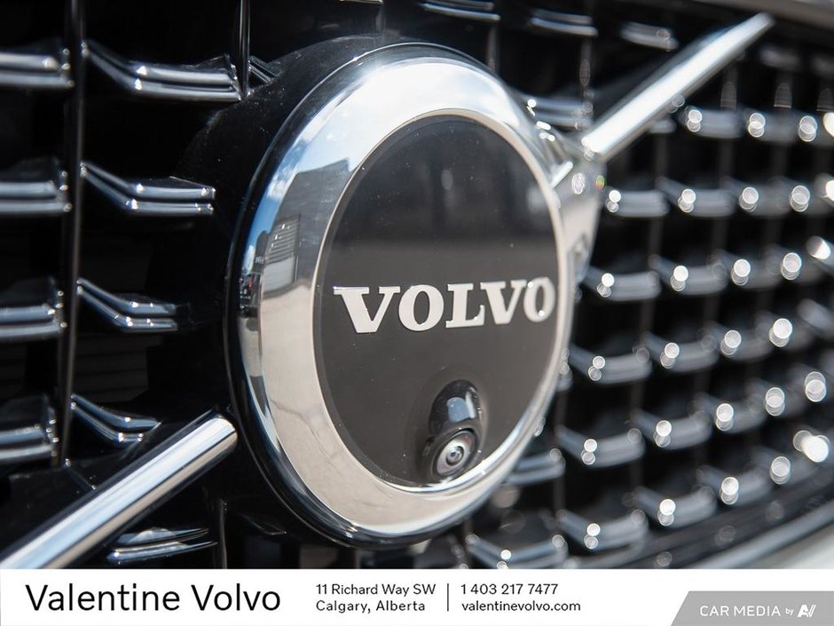 2025 Volvo XC40 Plus Dark Theme-8