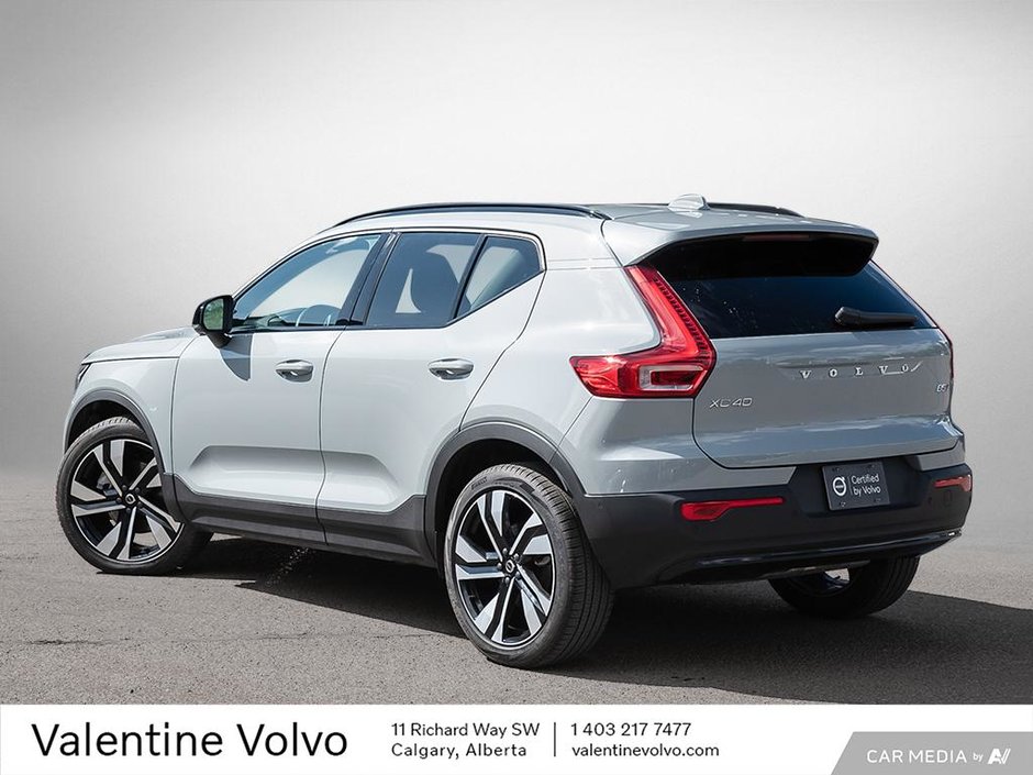 2025 Volvo XC40 Plus Dark Theme-3