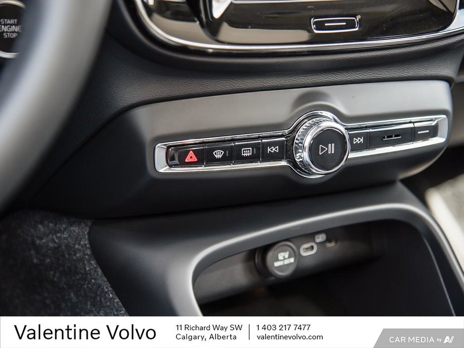 2025 Volvo XC40 Plus Dark Theme-19