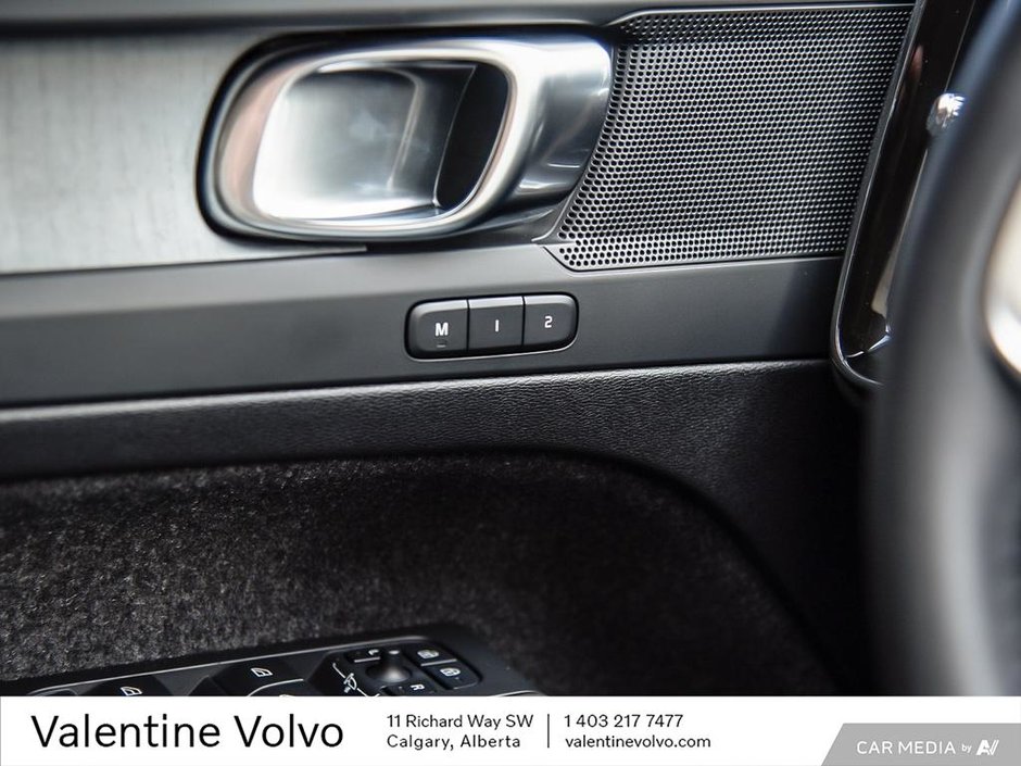 2025 Volvo XC40 Plus Dark Theme-16