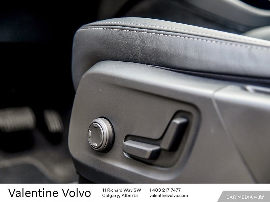 2025 Volvo XC40 Plus Dark Theme-26