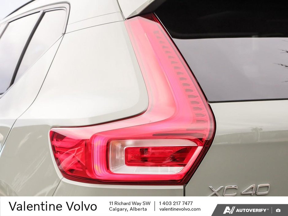 2025 Volvo XC40 Plus Dark Theme-11