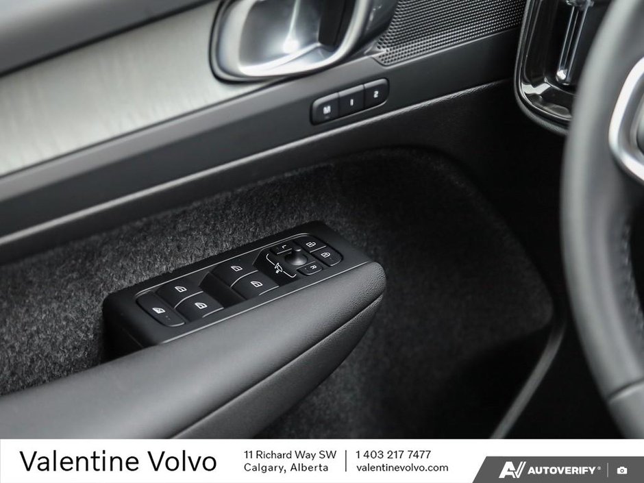 2025 Volvo XC40 Plus Dark Theme-16