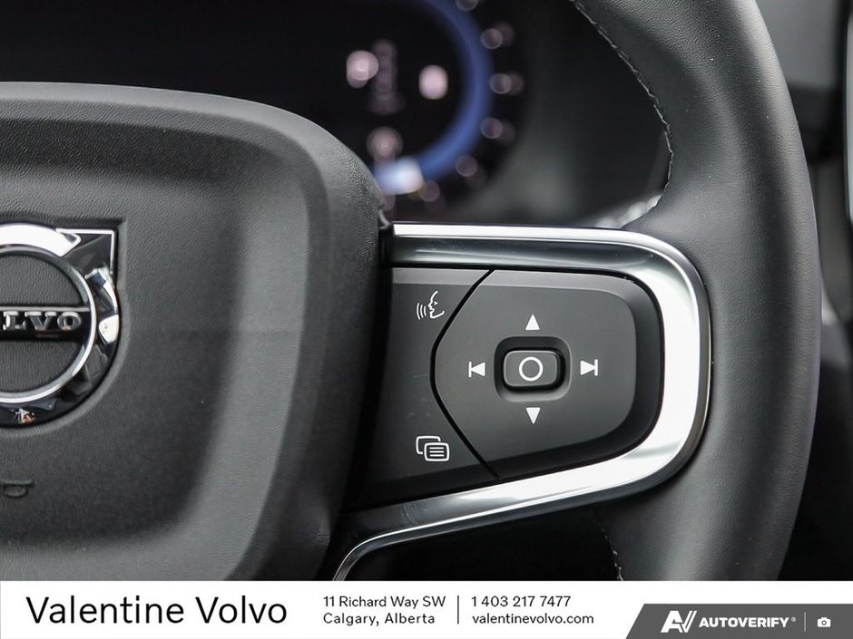 2025 Volvo XC40 Plus Dark Theme-17