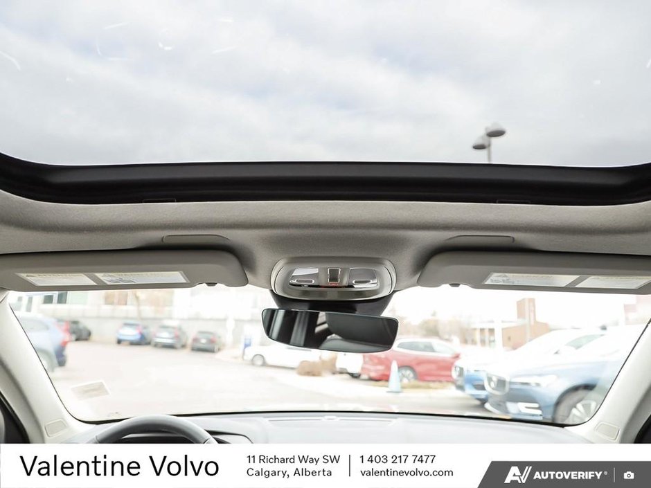 2025 Volvo XC40 Plus Dark Theme-25