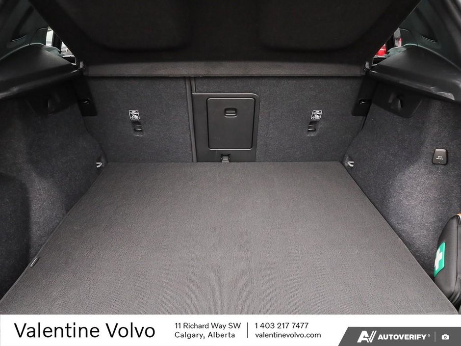 2025 Volvo XC40 Plus Dark Theme-10