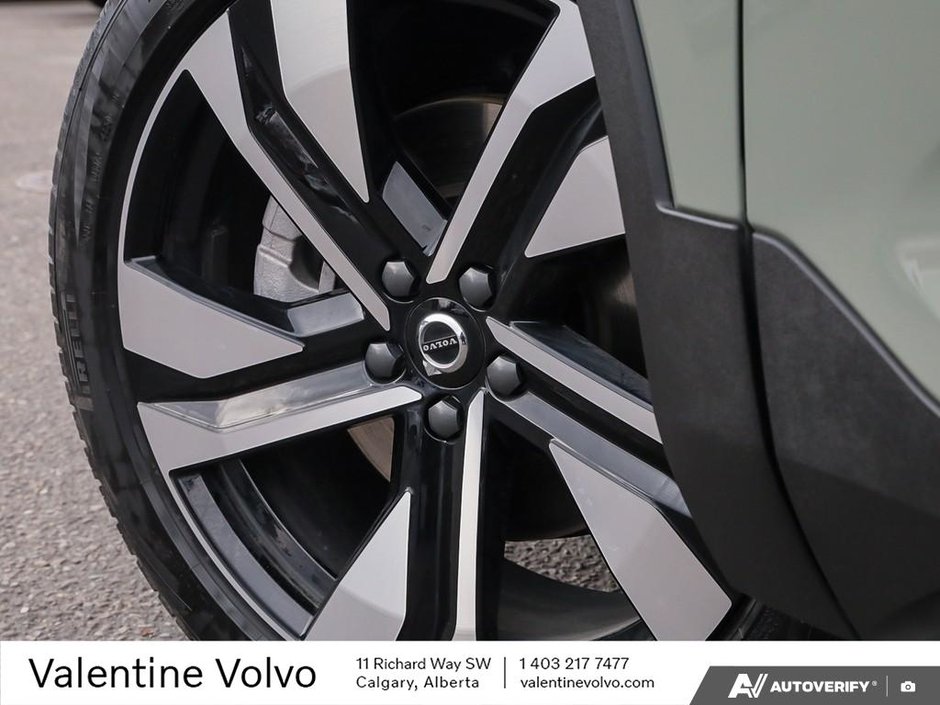 2025 Volvo XC40 Plus Dark Theme-5