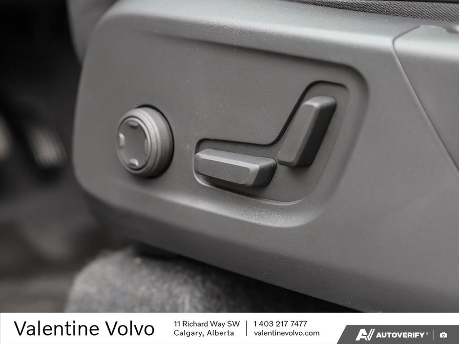 2025 Volvo XC40 Plus Dark Theme-28