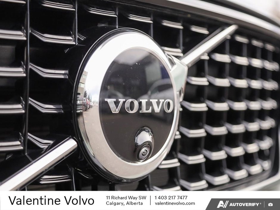 2025 Volvo XC40 Plus Dark Theme-8