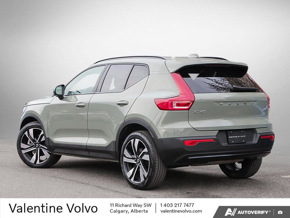 2025 Volvo XC40 Plus Dark Theme-3