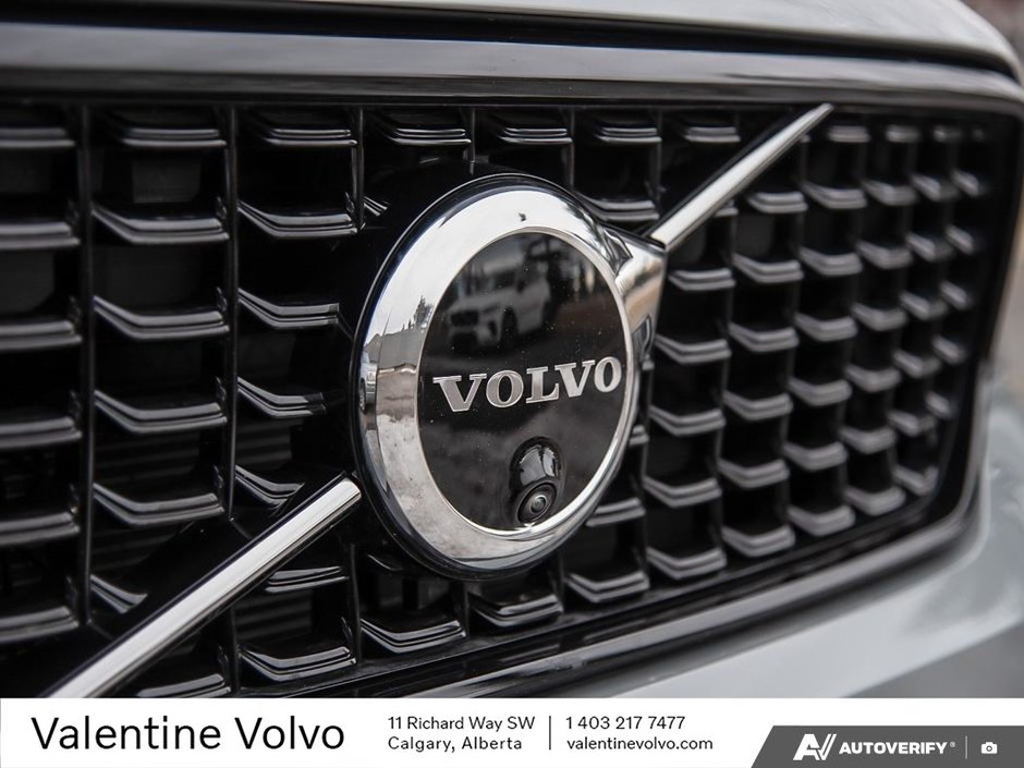 2025 Volvo XC40 Plus Dark Theme-8