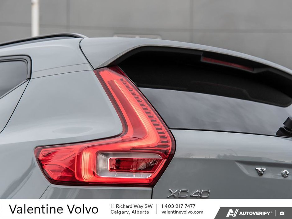 2025 Volvo XC40 Plus Dark Theme-11