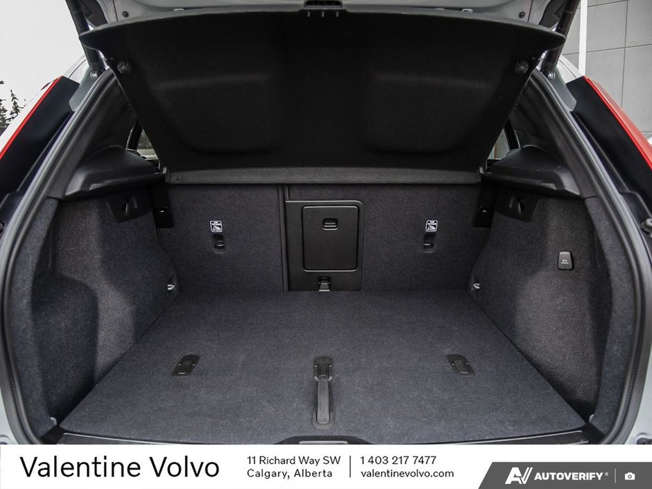 2025 Volvo XC40 Plus Dark Theme-10